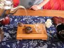 A茶葉にお湯を注ぐ