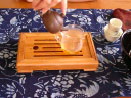 B入れたお茶を出し切る